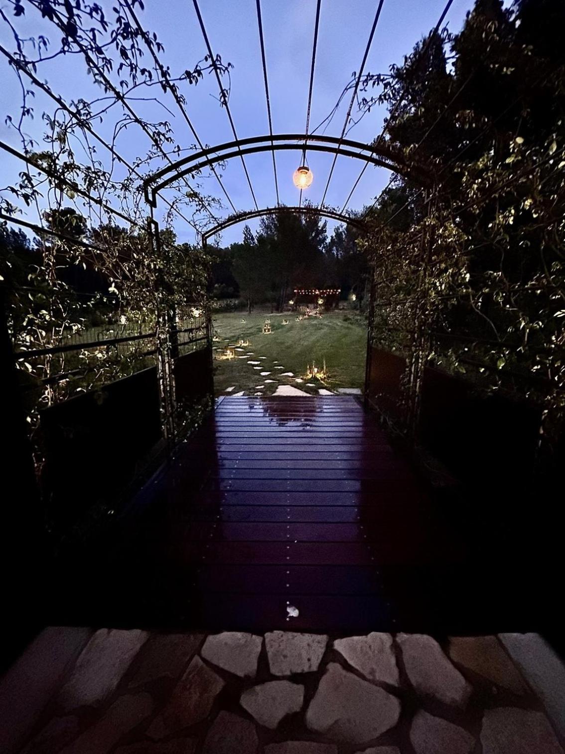 Le Jardin Des Amandiers Châteaurenard Buitenkant foto